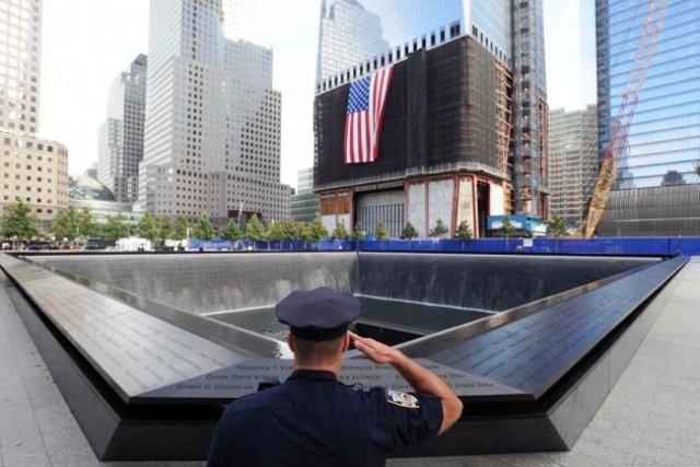 Một binh sĩ Mỹ đứng chào trước Đài tưởng niệm 11/9